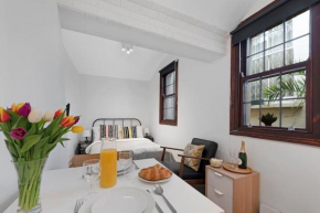 Cosy Little Venice Pied-à-Terre by MoreThanStays